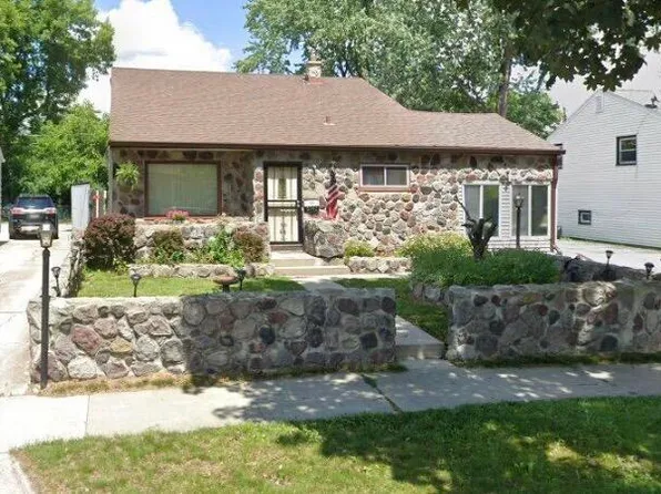 8142 W Muriel Pl, Milwaukee, WI 53218