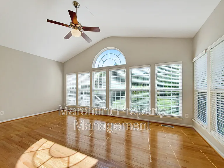 15 Silverthorn Ct — Photo 19