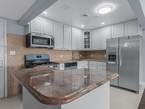 5th image of 900 Lenox Rd APT 3C