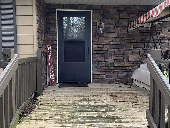 4th image of 990 Edgewood Dr