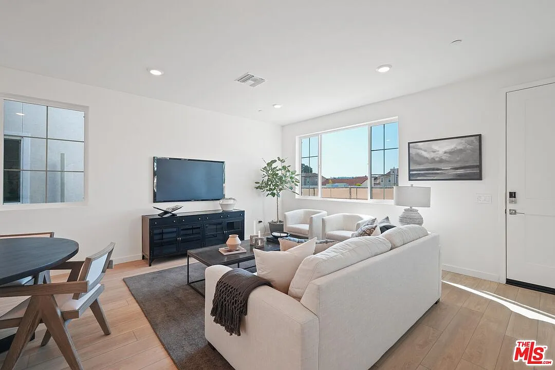 3 bed, 2.5 bath, 1908 sqft, $4,900 — Photo 4