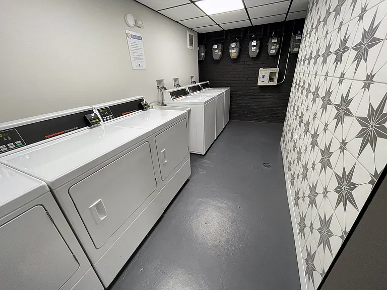Barry Court - 722 W Barry Ave — Photo 7