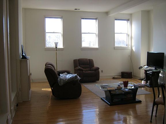 3rd image of 641 N High St APT 9