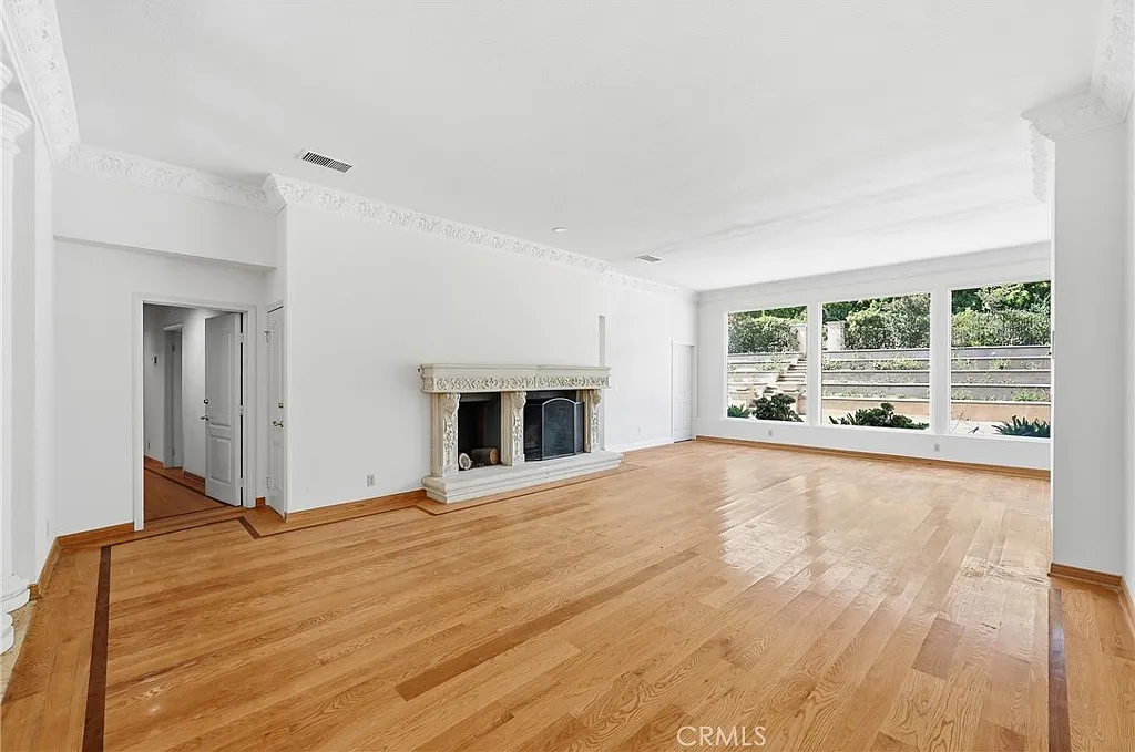 5 bed, 6097 sqft, $26,000 — Photo 3