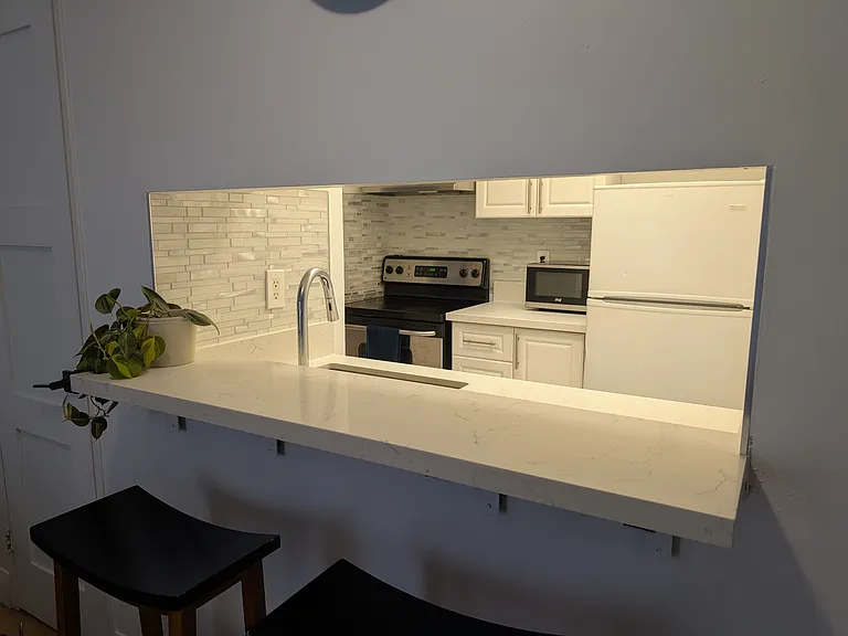 705 King St W — Photo 5