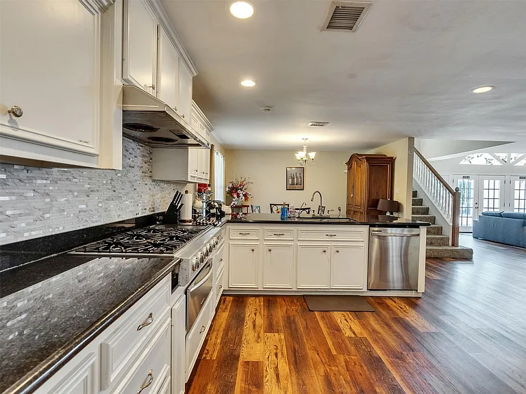 8402 Matthews Ln — Photo 29