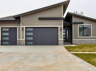 7601 NW 94th Ct, Johnston, IA 50131