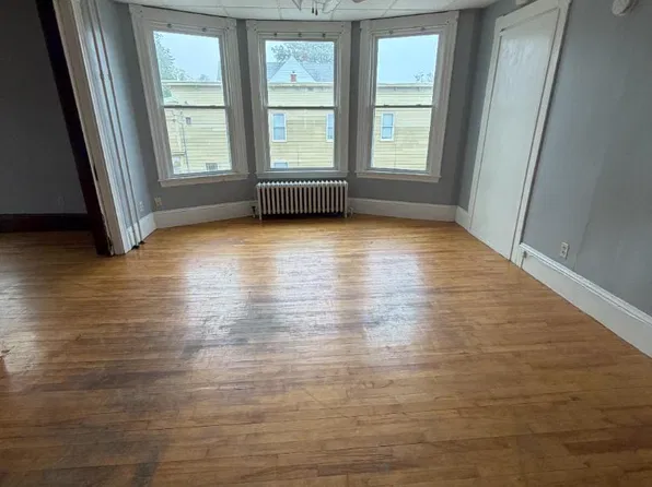 190 College St APT 2F, Lewiston, ME 04240