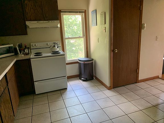 5th image of 310 Edward St #1/2