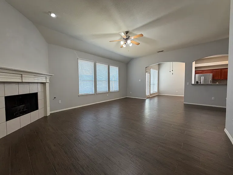 3404 Hidden Valley Dr — Photo 3