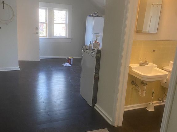 3rd image of 391 1/2 Morrison Ave