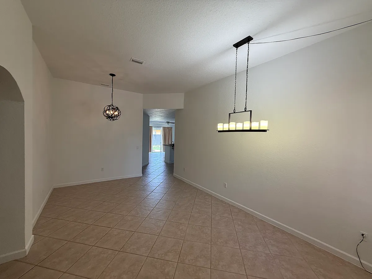 Front entry - 2112 NE 40th Rd