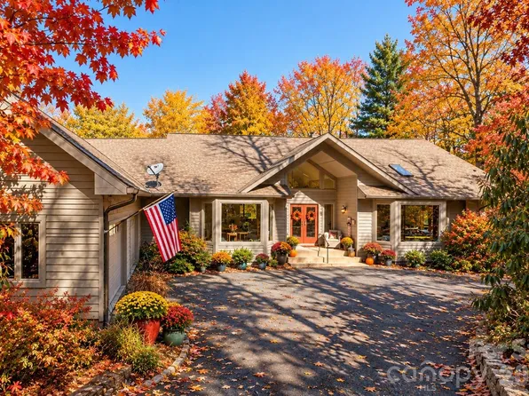 155 Poplar Loop Dr, Flat Rock, NC 28731