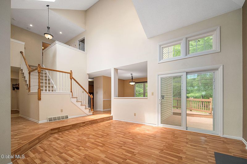 3rd image of 9 Ridgefield Drive