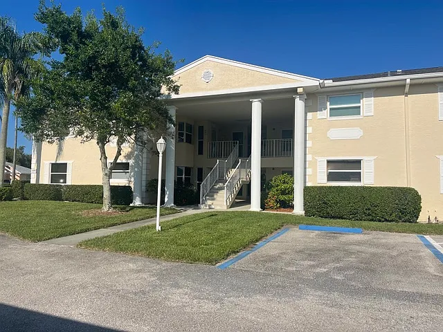 600 E Lake Jasmine Cir