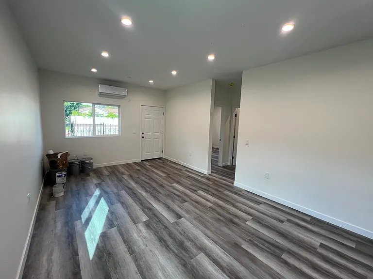 11616 Hamlin St — Photo 25