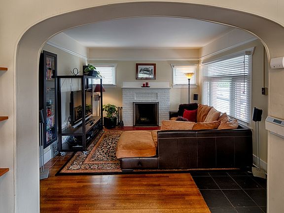 3rd image of 6409 Latona Ave NE
