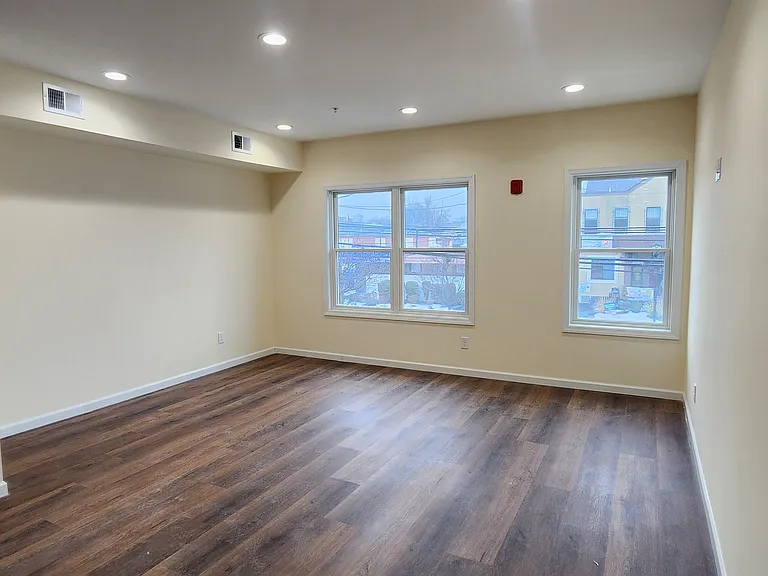 431 Morris Ave #3 — Photo 2