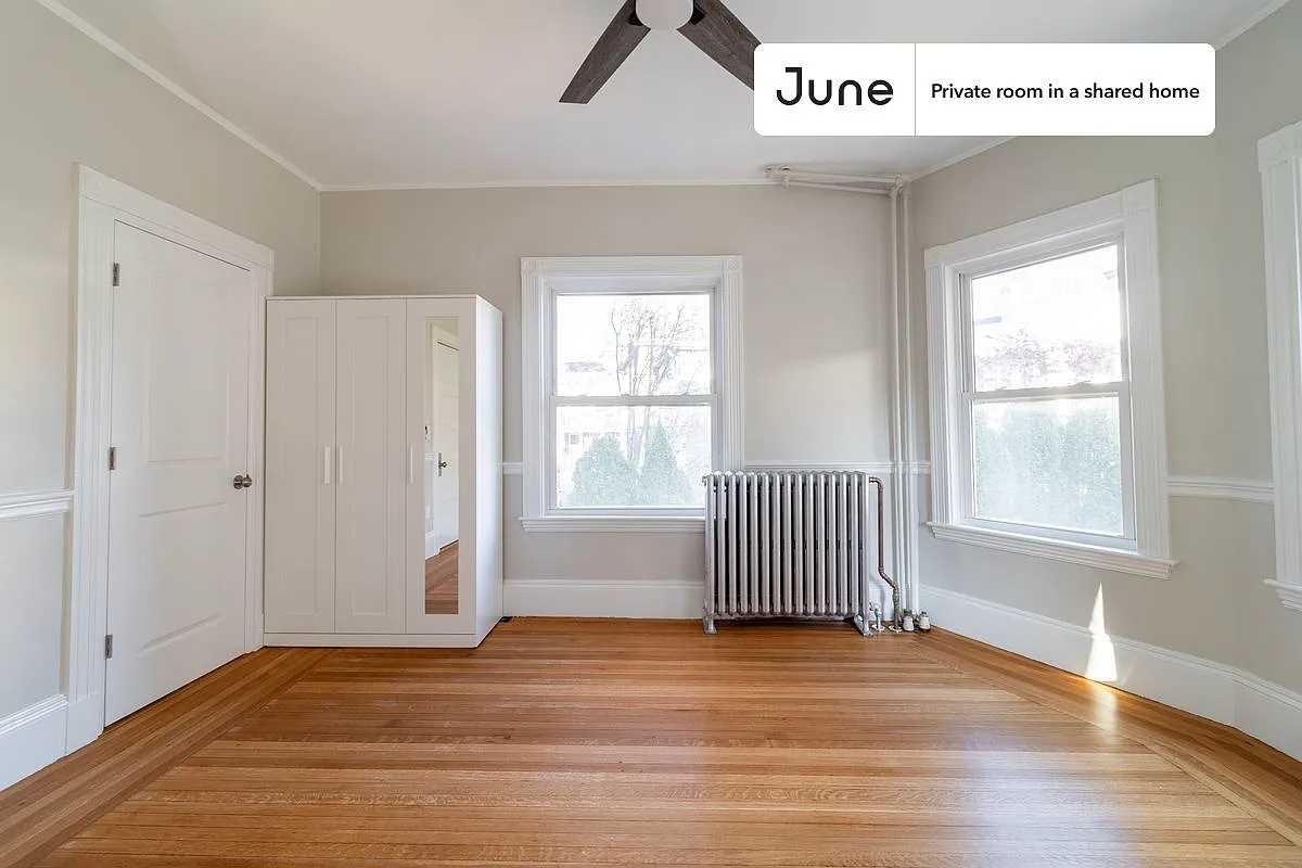 Queen bedroom in 5 bed/2 bath home in Brookline #1801 E — Photo 3