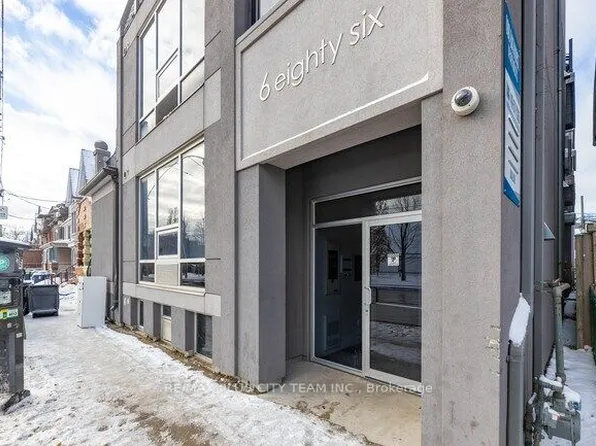 686 Bathurst St, Toronto, ON