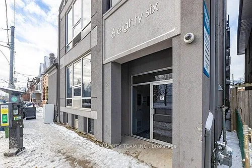 686 Bathurst St #202 Photo 1