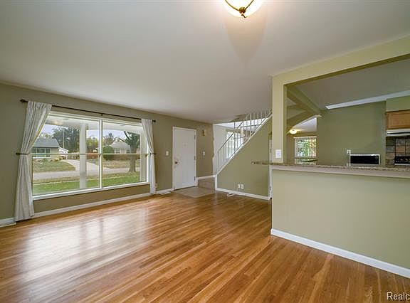 5th image of 4670 Sidney St