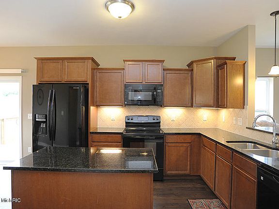 3rd image of 1643 Classic Ct SE