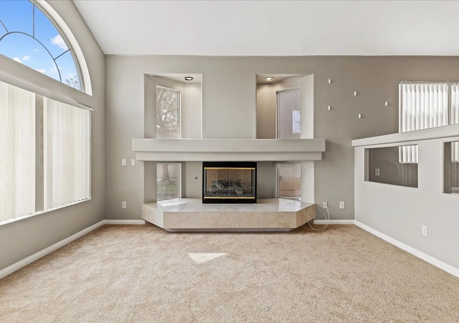 Spacious Luxurious 4 bd, 2.5 bth split level home — Photo 3