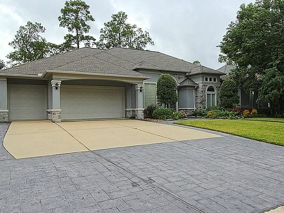 3 Car Garage with Porte cochere. Floors are apoxied