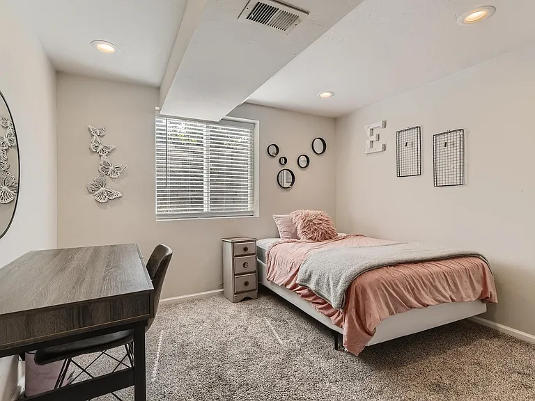 538 E Phillips Dr N — Photo 15