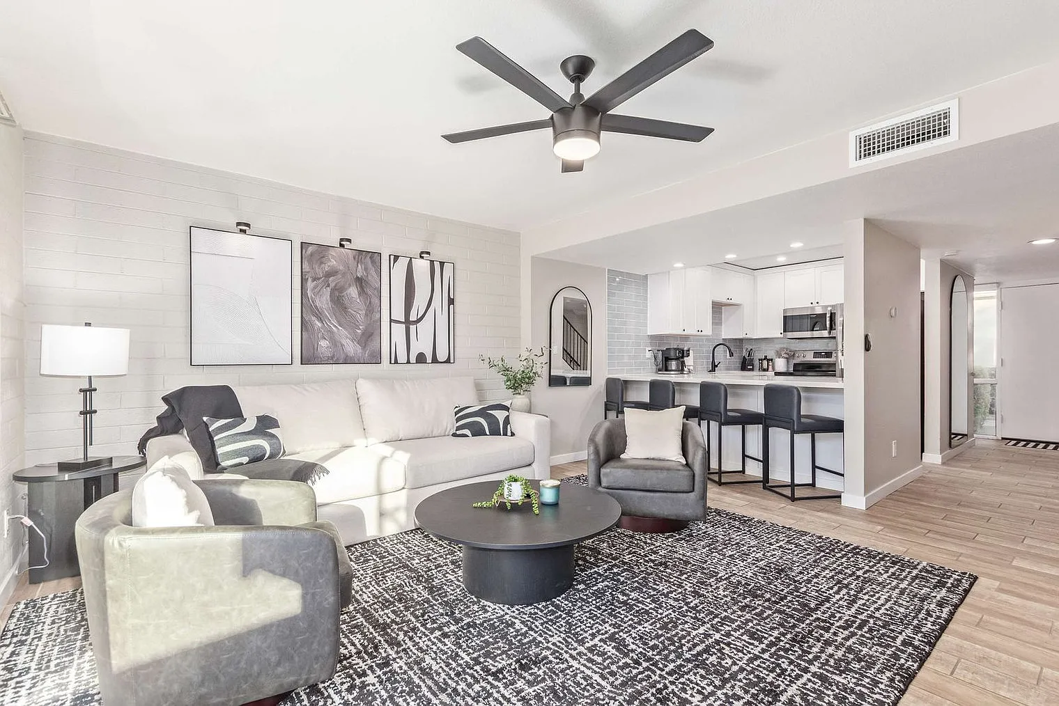 2 bed, 1.0 bath, 957 sqft, $2,712 — Photo 1