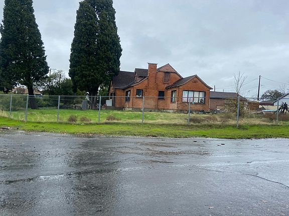3rd image of 3865 Myers St