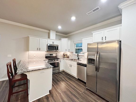 5th image of 327 Kinniburgh Dr