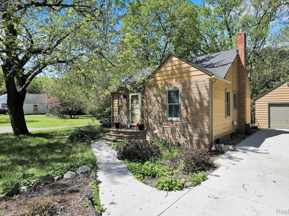 1001 N Waverly Rd, Lansing, MI 48917