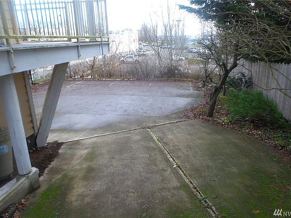 3rd image of 1071 Landes Ct