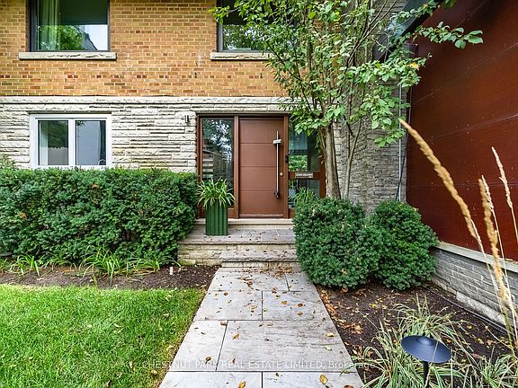 3rd image of 16 Fallingbrook Cres