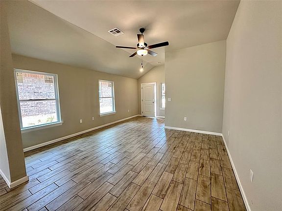 3rd image of 1317 Sycamore Cir