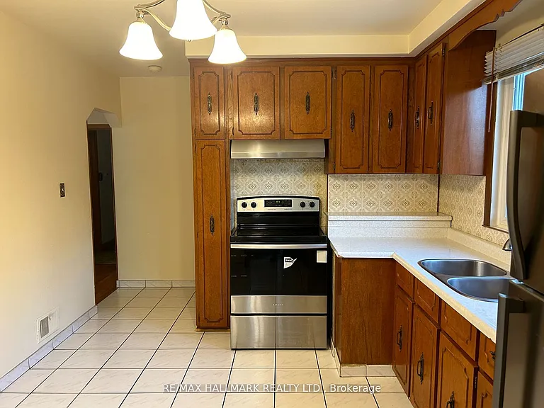 9 Macleod St #MAIN — Photo 7