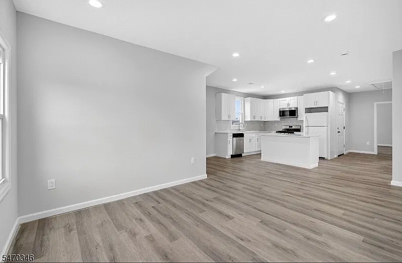 3 bed, 1.0 bath, $2,700 — Photo 4