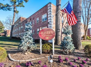 14 Edwards St APT 2C, Roslyn Heights, NY 11577