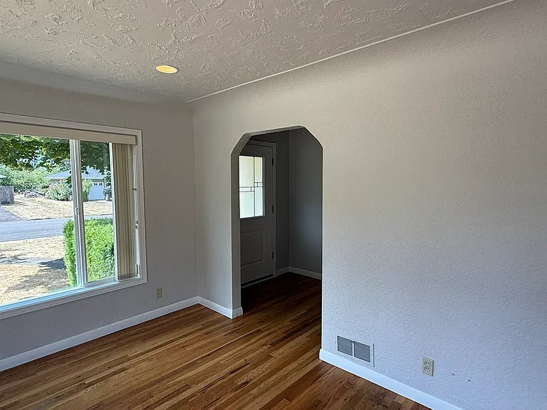 3120 Willamette Dr N — Photo 8