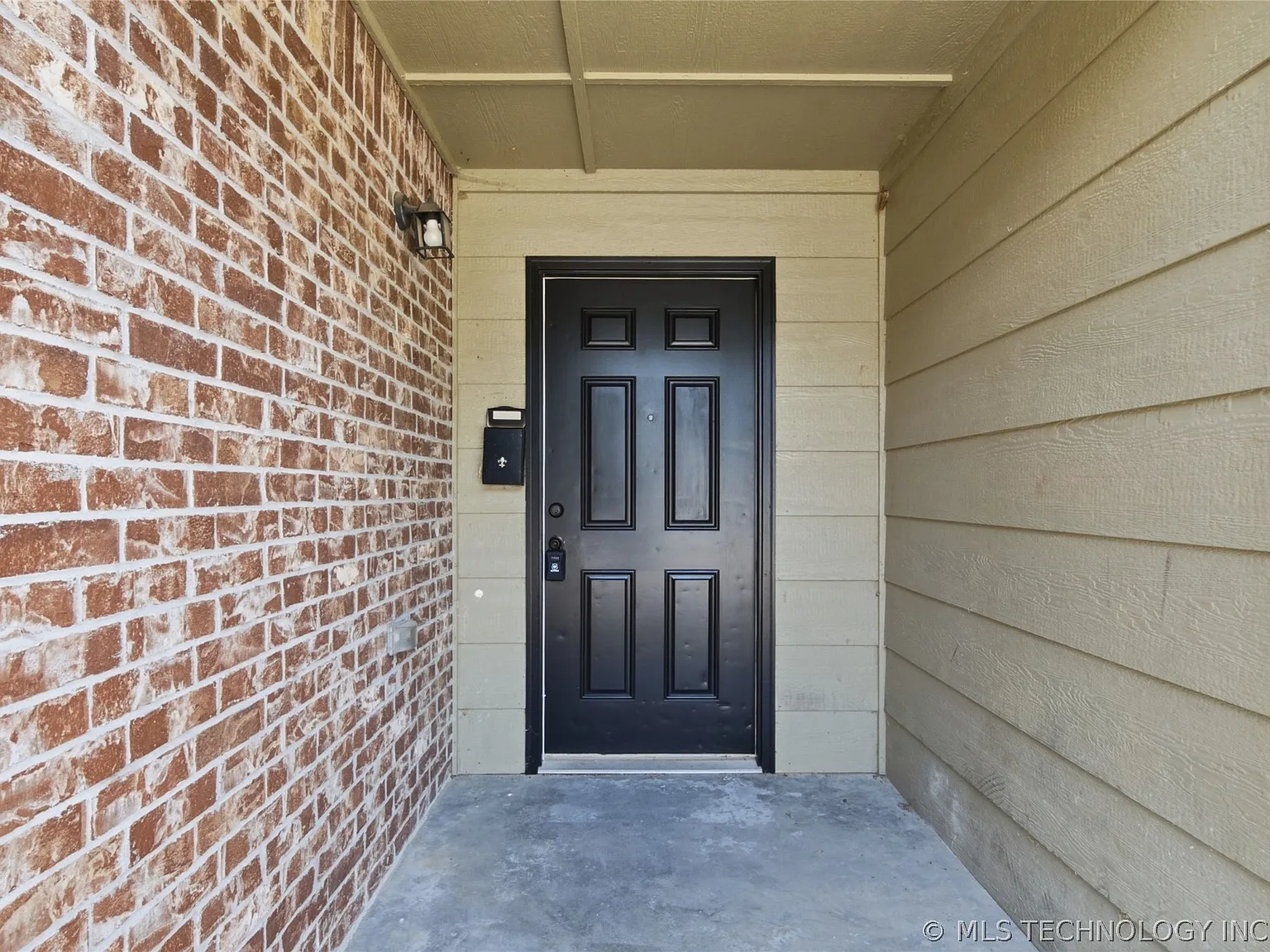 3 bed, 2.5 bath, 1728 sqft, $1,700 — Photo 2
