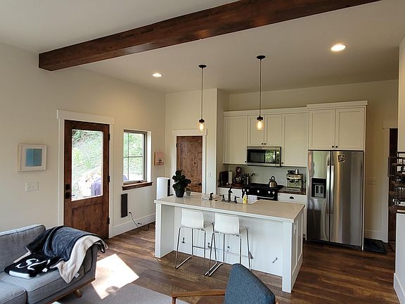 5th image of 140 Woodland Pl #A