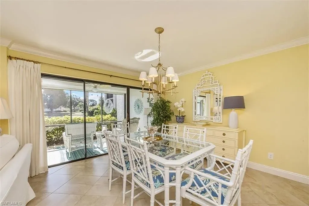 Dining table, seating for 6 - 544 Retreat Dr #101