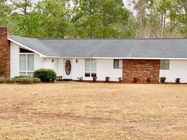 22 Mony St SE, Baxley, GA 31513