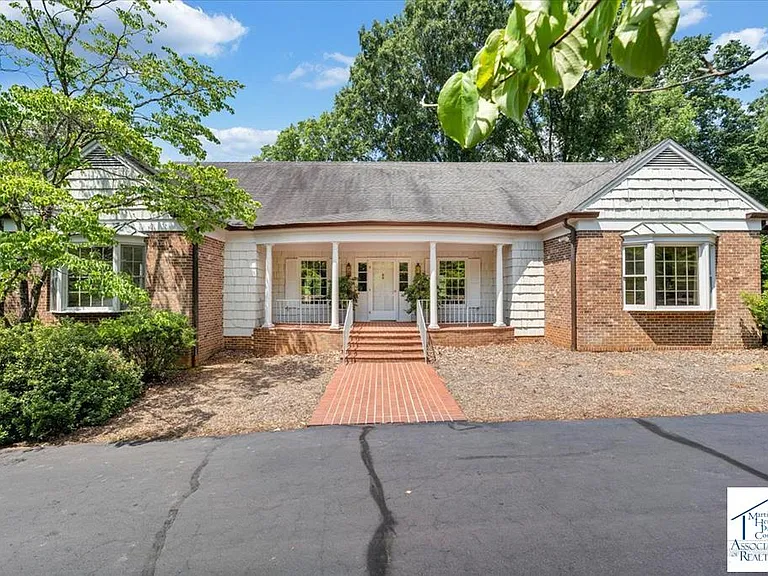266 Plantation Rd — Photo 1