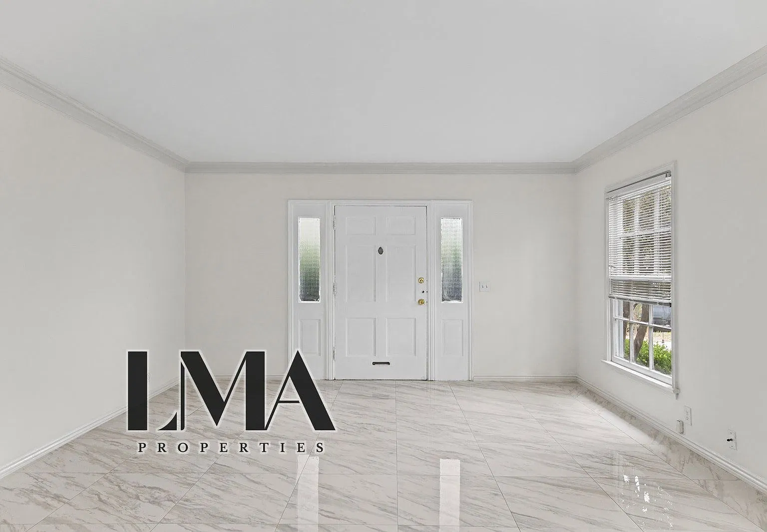136 S Roxbury Dr — Photo 2