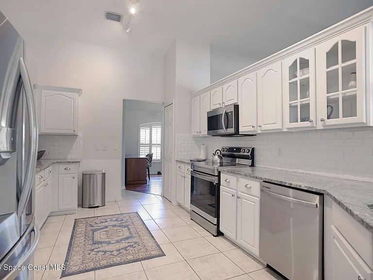 112 Carmen St — Photo 5