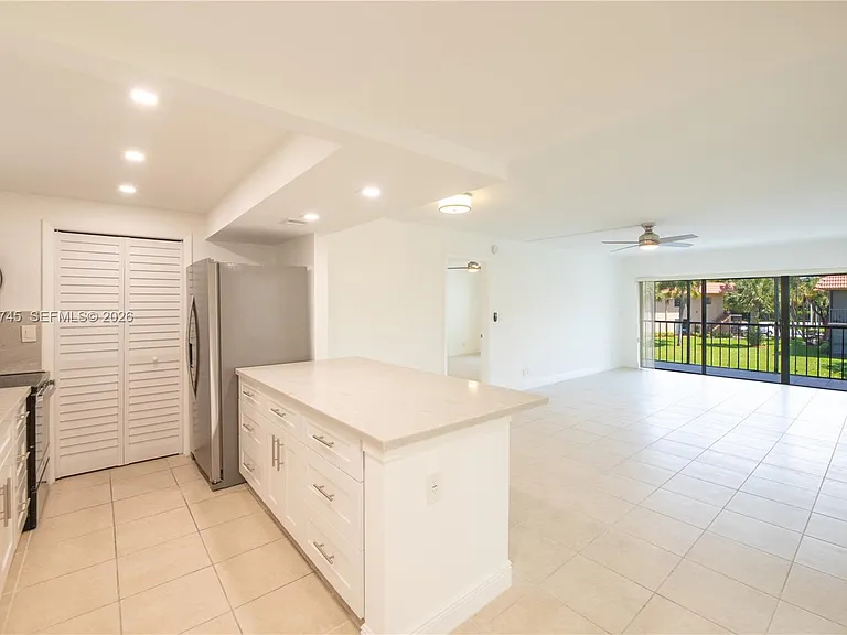 200 Lakeview Dr #211 — Photo 2