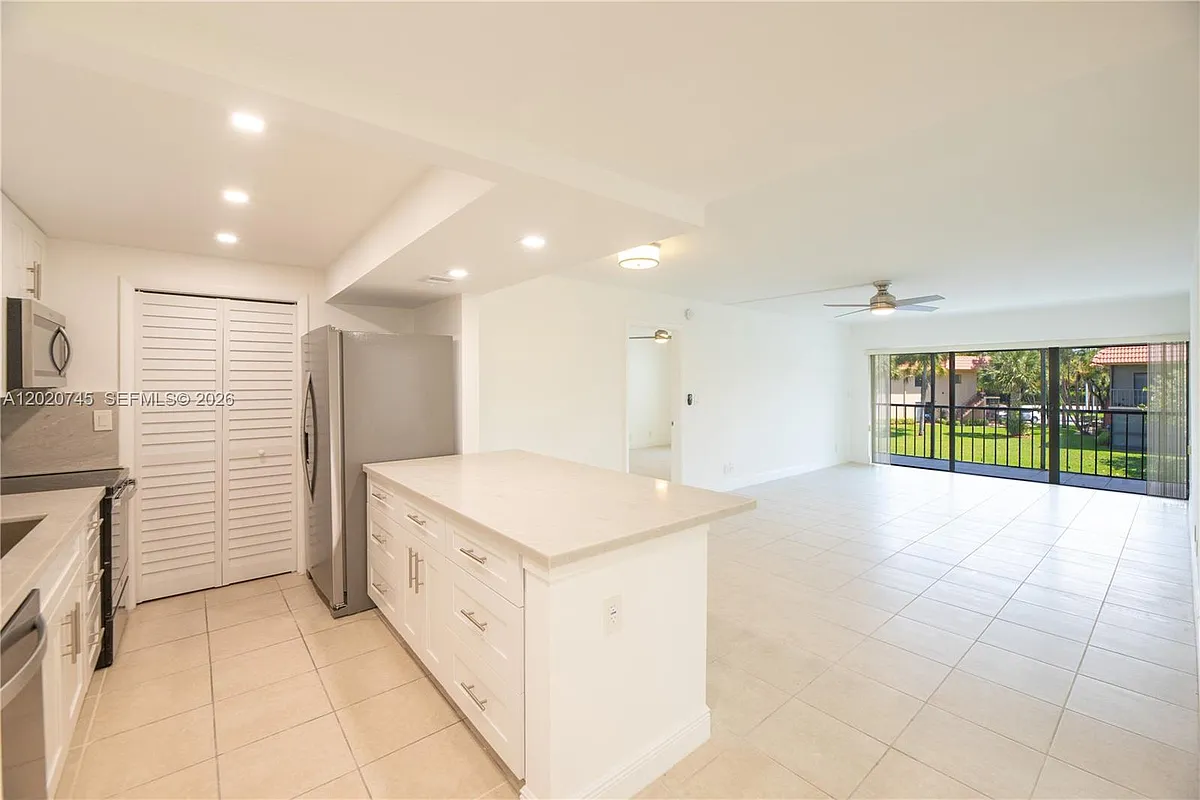 Building Photo - 200 Lakeview Dr #211